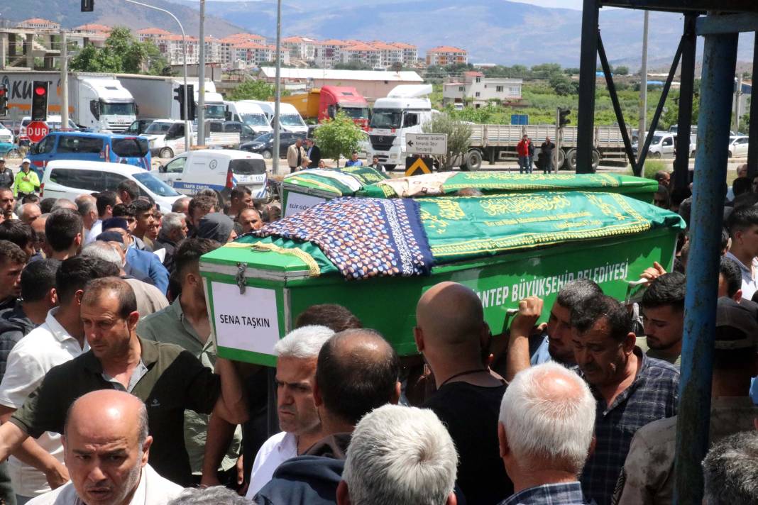 Gaziantep’ten yürek yakan fotoğraf! Yan yana toprağa verildiler 29